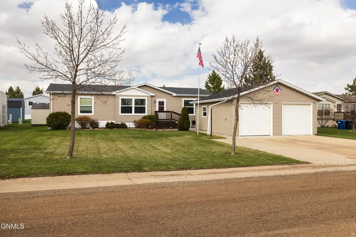 911 Chestnut Lane, Dickinson, ND 58601 - #1
