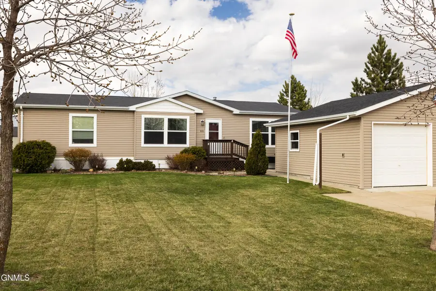 911 Chestnut Lane, Dickinson, ND 58601 - #2
