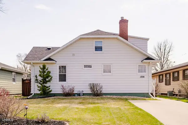 1306 5th Avenue Ne, Jamestown, ND 58401