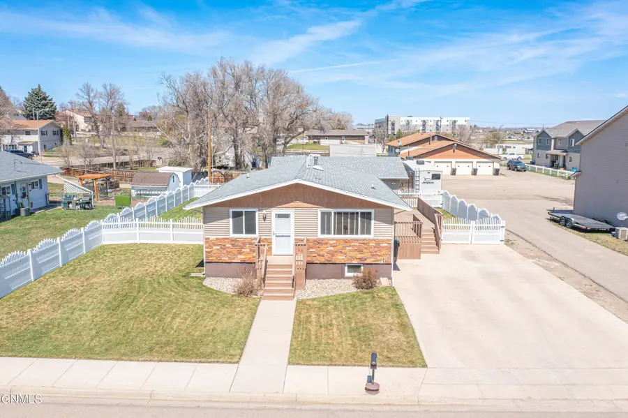 703 9th Street E, Williston, ND 58801 - #2
