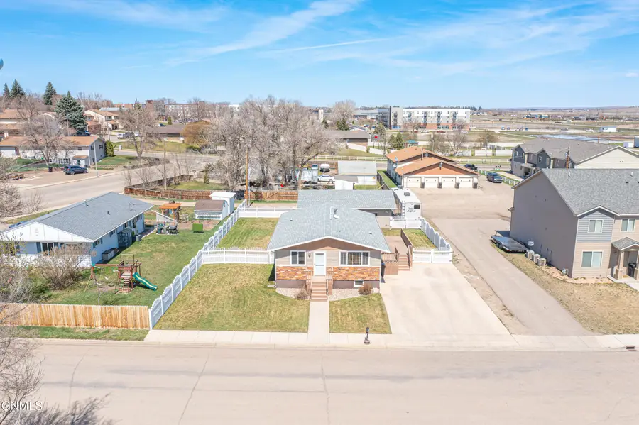 703 9th Street E, Williston, ND 58801 - #3