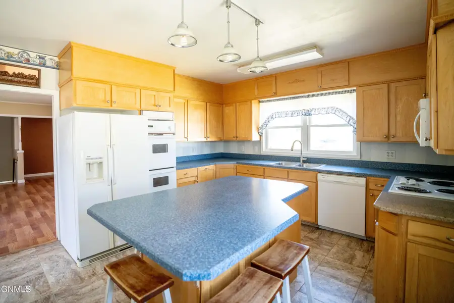 218 11th Avenue Ne, Jamestown, ND 58401 - #2