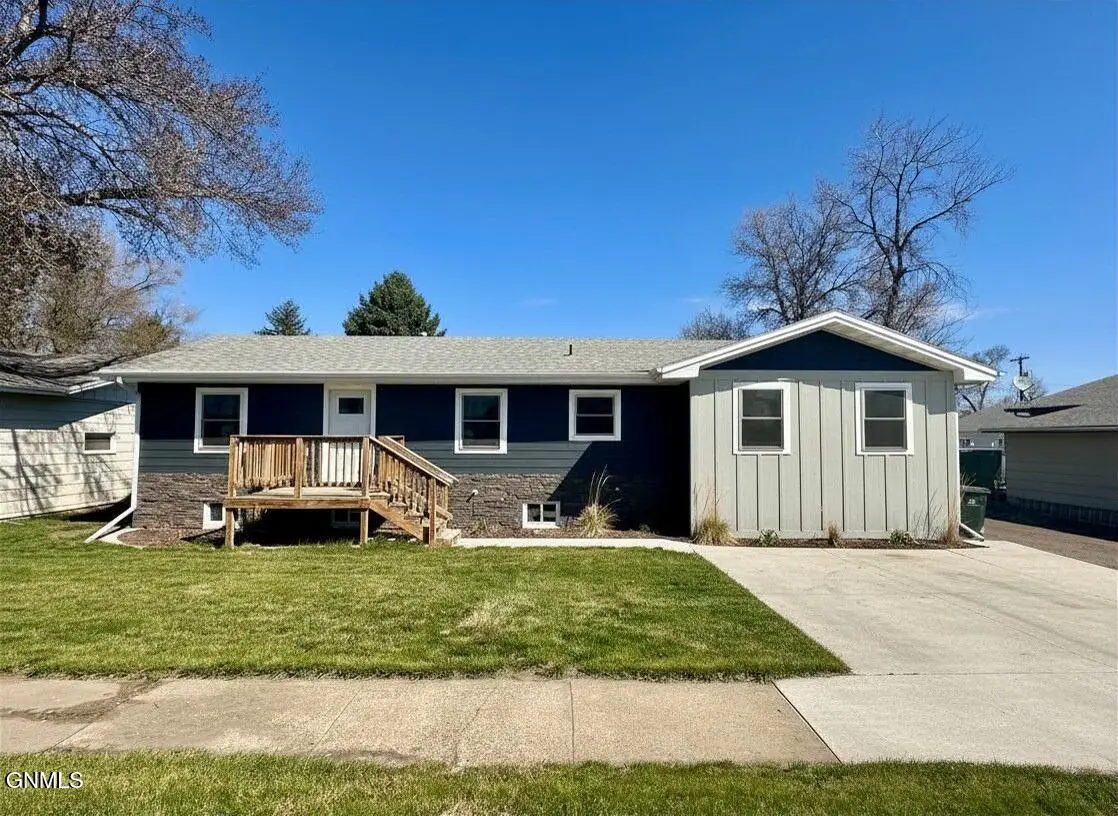 114 3rd Street Ne, Hazen, ND 58545 - #1