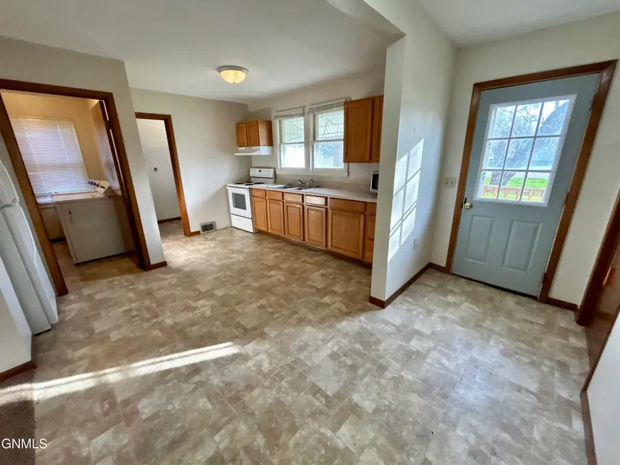 409 Roosevelt Avenue, Underwood, ND 58576 - #3
