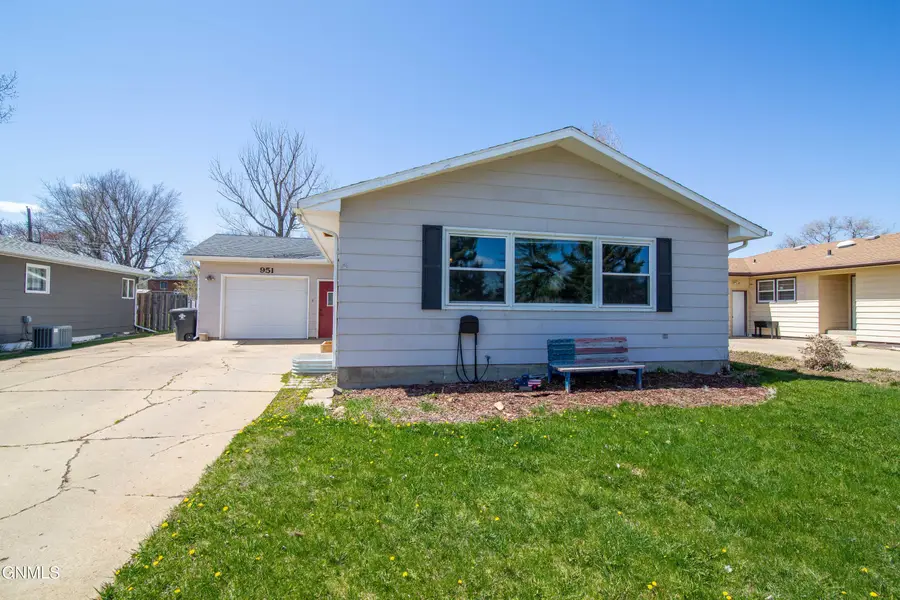 951 2nd Avenue W, Dickinson, ND 58601 - #2