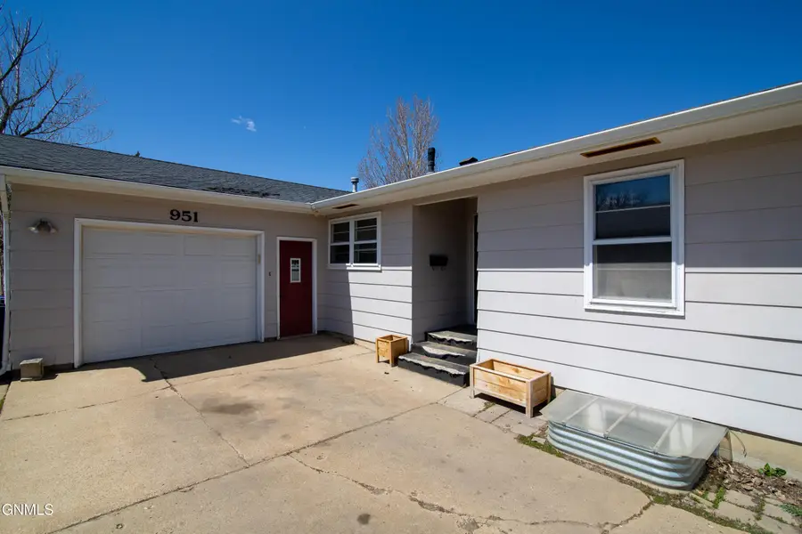 951 2nd Avenue W, Dickinson, ND 58601 - #3