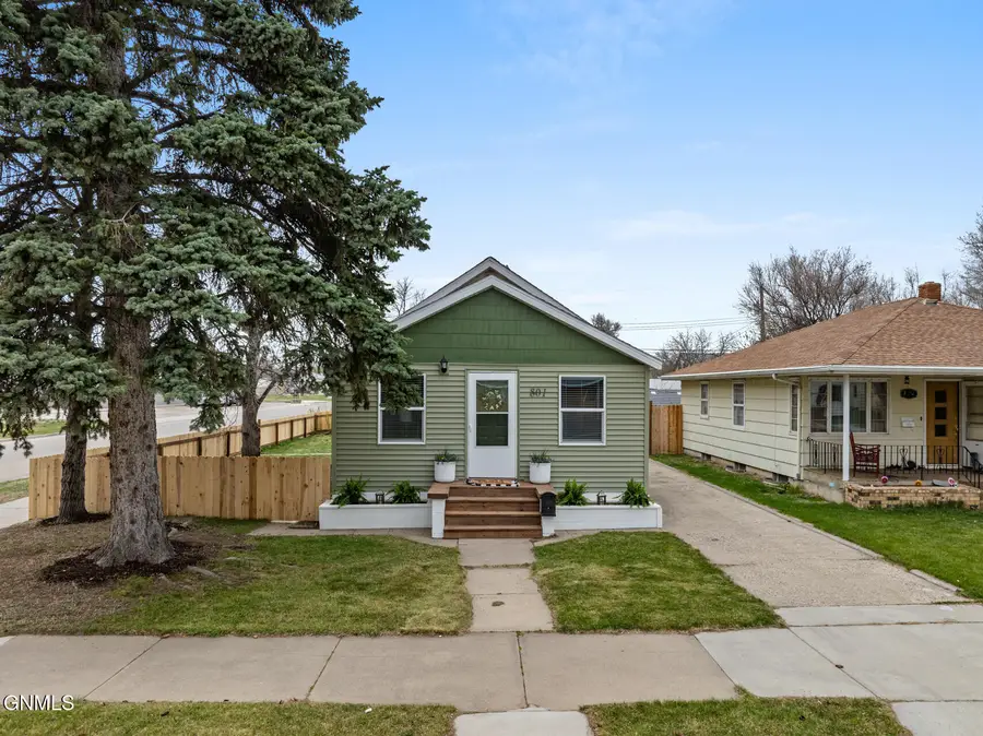801 3rd Avenue W, Williston, ND 58801 - #2