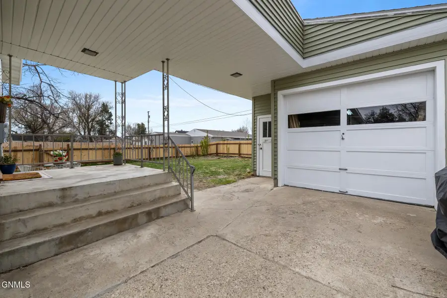 801 3rd Avenue W, Williston, ND 58801 - #3