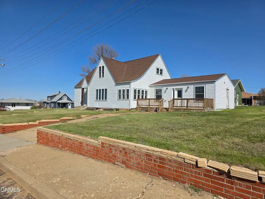 301 Iowa Avenue, Mott, ND 58646 - #2
