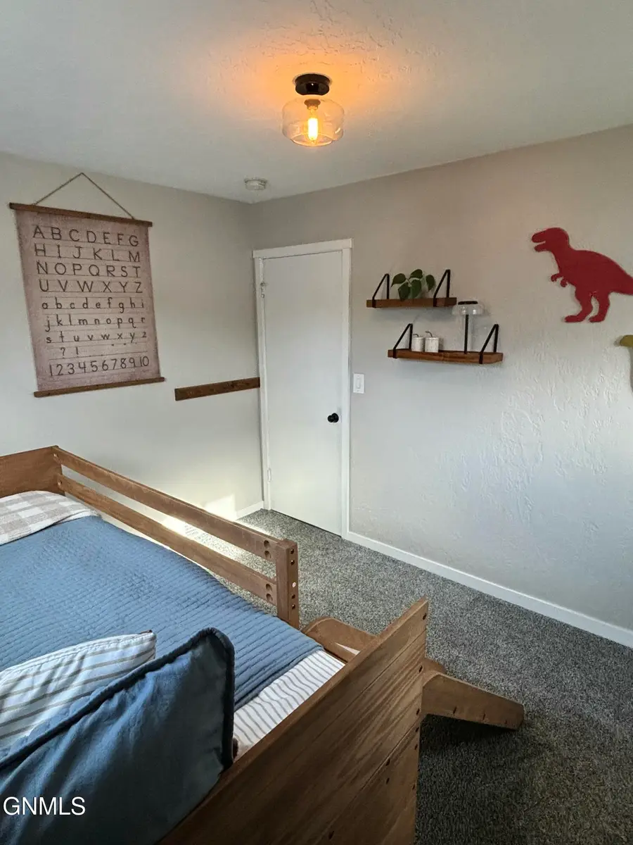 505 5th Street Ne, Watford City, ND 58854 - #2