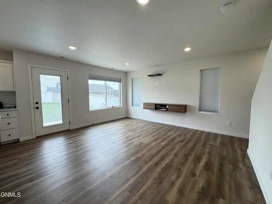 4605 47th Street Nw, Mandan, ND 58554 - #3