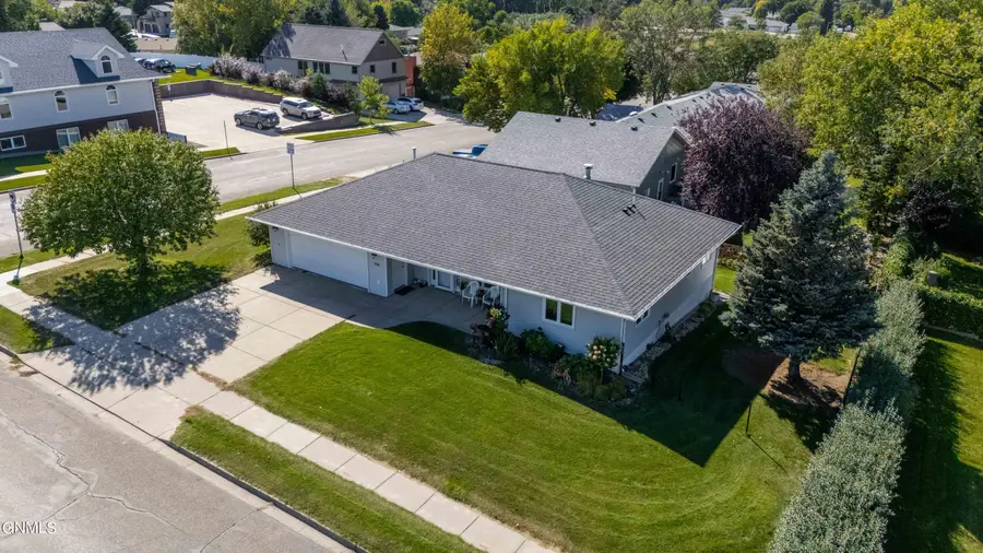 1096 Turnpike Avenue E, Bismarck, ND 58501 - #2