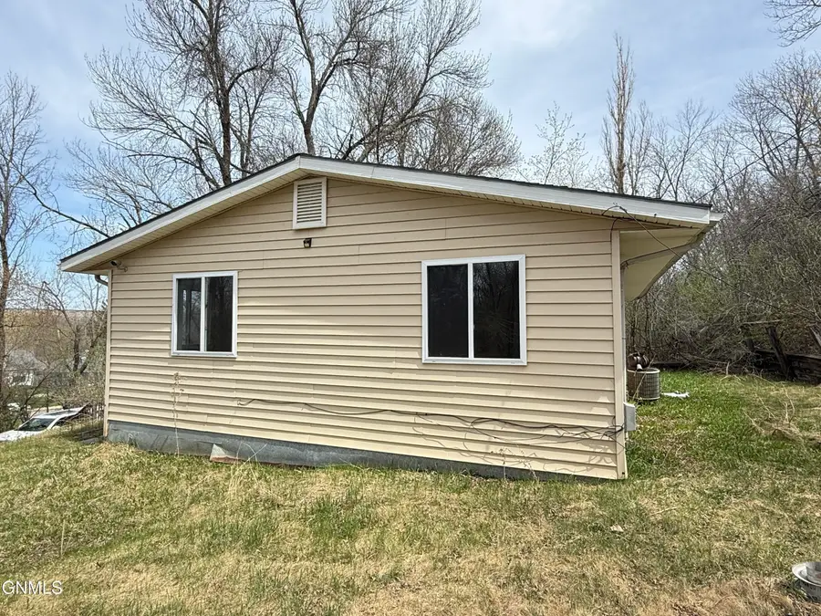 622 Valley Avenue Se, Valley City, ND 58072 - #3