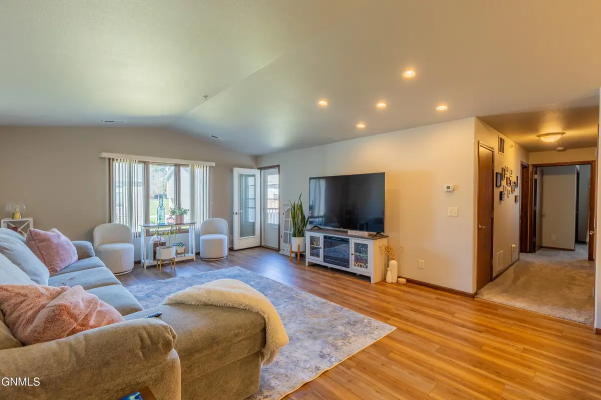 1770 E Calgary Avenue #6, Bismarck, ND 58503 - #1