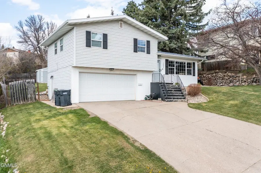 1002 3rd Street Nw, Mandan, ND 58554 - #2