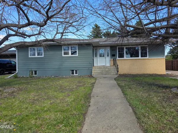 634 9th Avenue W, Dickinson, ND 58601