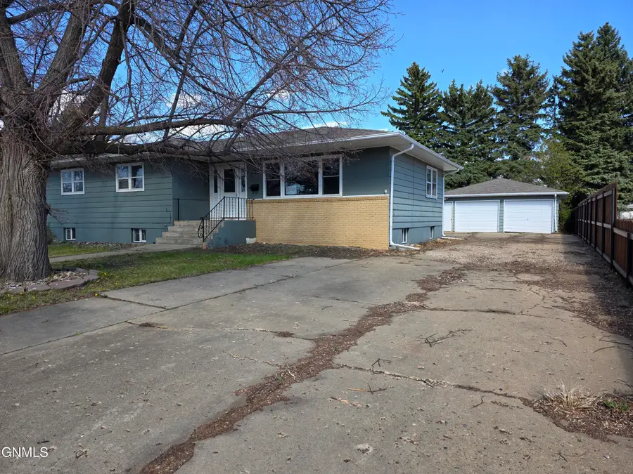 634 9th Avenue W, Dickinson, ND 58601 - #2