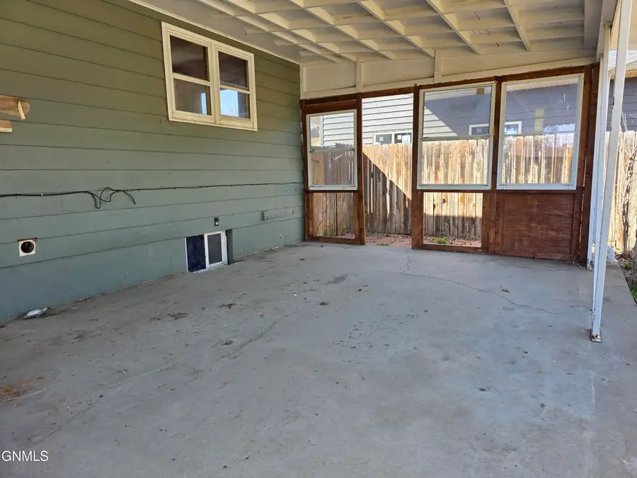 634 9th Avenue W, Dickinson, ND 58601 - #3