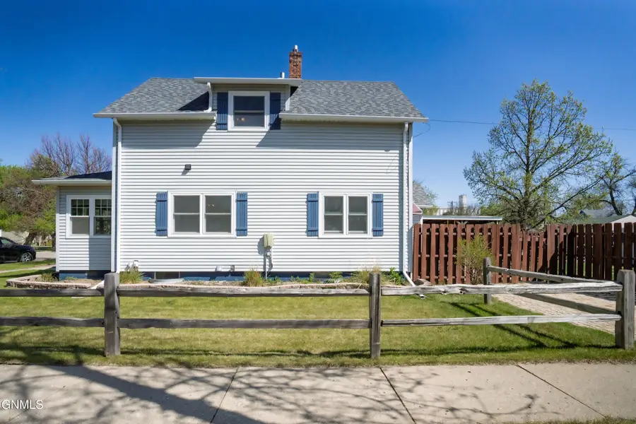 623 8th Avenue Se, Jamestown, ND 58401 - #2