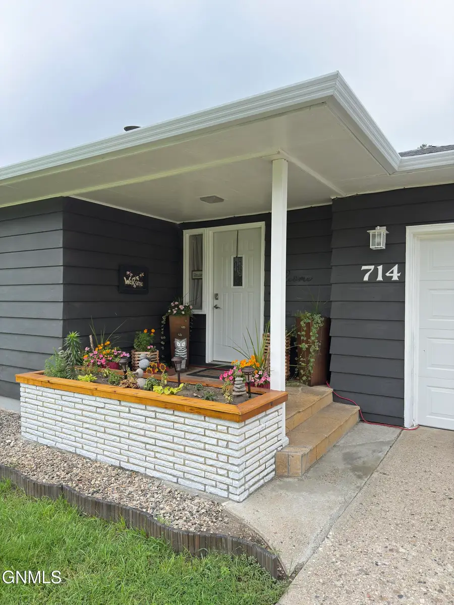 714 6th Avenue Ne, Valley City, ND 58072 - #2