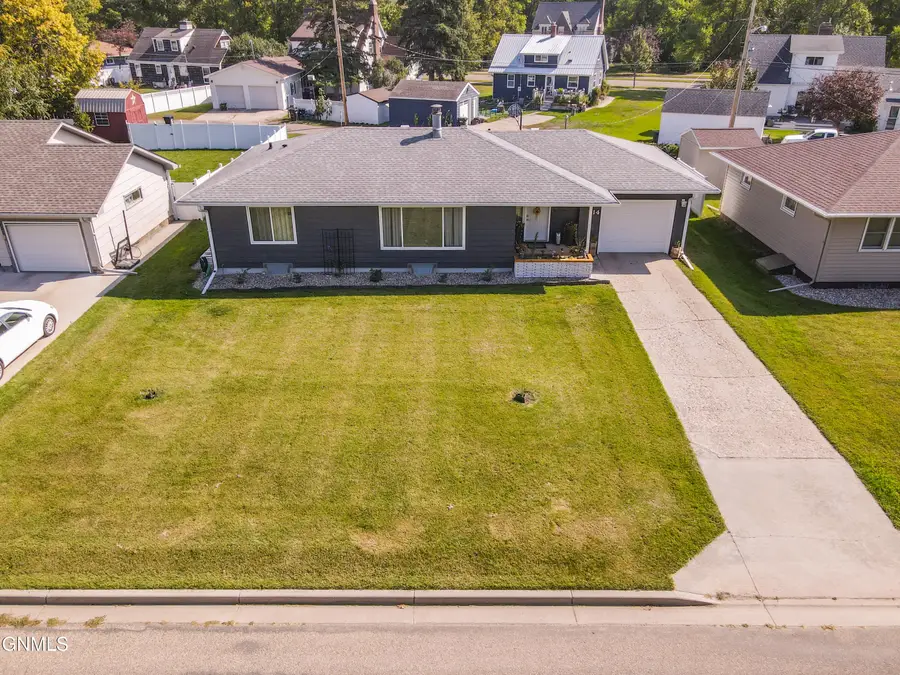 714 6th Avenue Ne, Valley City, ND 58072 - #3