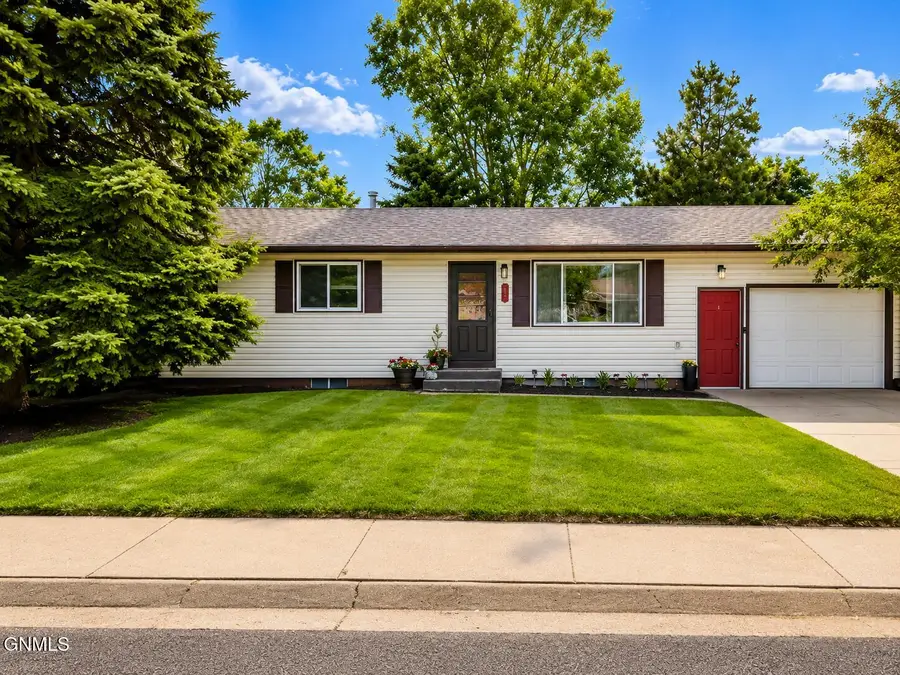 756 4th Avenue Sw, Dickinson, ND 58601 - #3