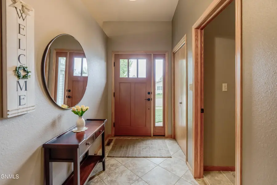 2701 9th Avenue Nw, Mandan, ND 58554 - #2