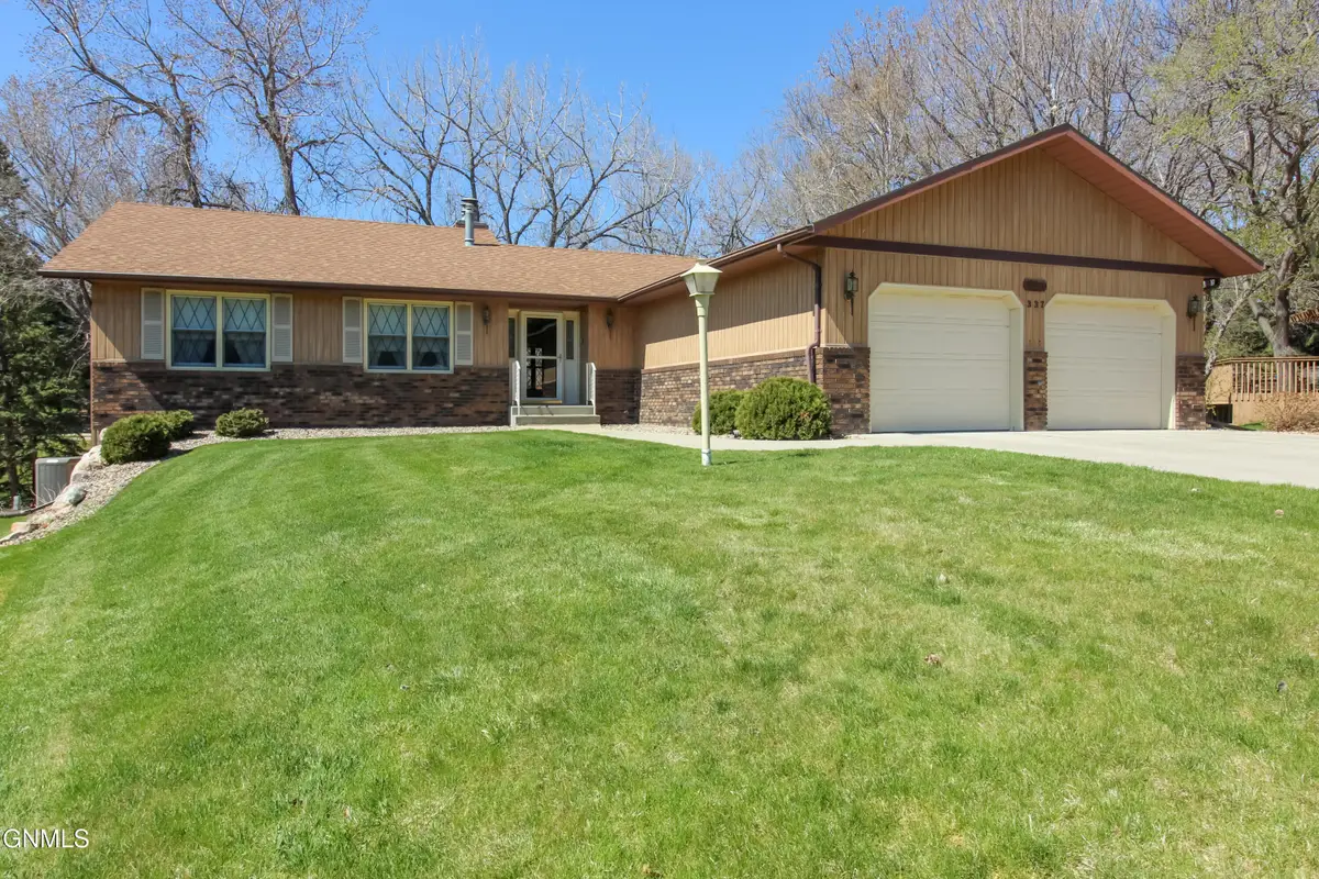 337 S Brandon Loop, Bismarck, ND 58503 - #1