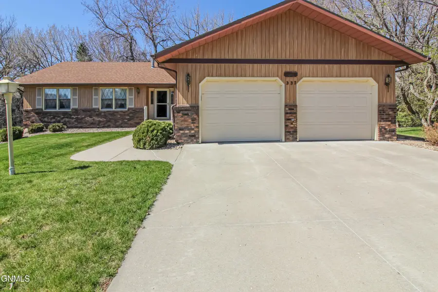 337 S Brandon Loop, Bismarck, ND 58503 - #2