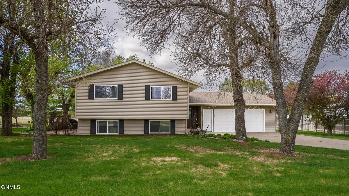 305 1st Street Sw, Beulah, ND 58523 - #1