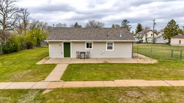 916 1st Avenue E, New England, ND 58647