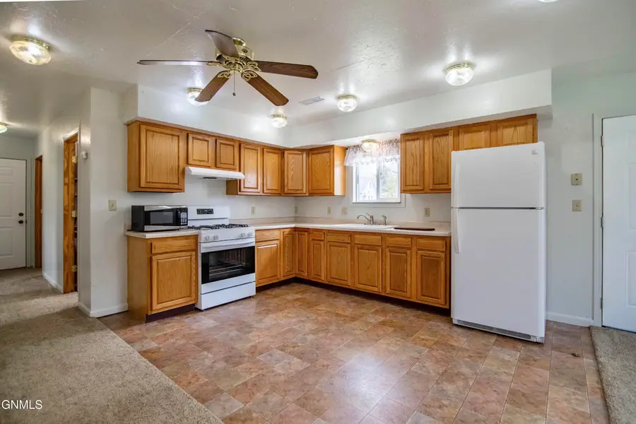 916 1st Avenue E, New England, ND 58647 - #3