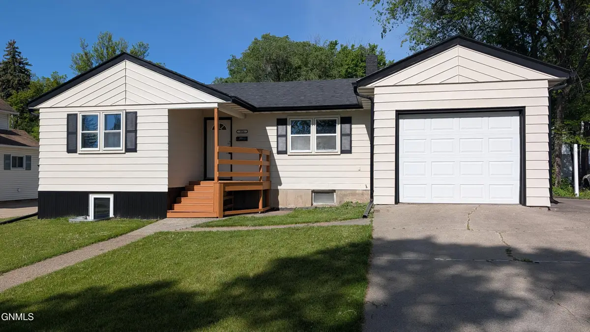 904 Anderson Street, Bismarck, ND 58501 - #1