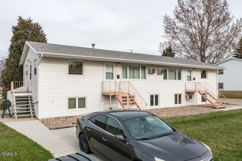 1404 3rd Avenue Nw, Mandan, ND 58554 - #2