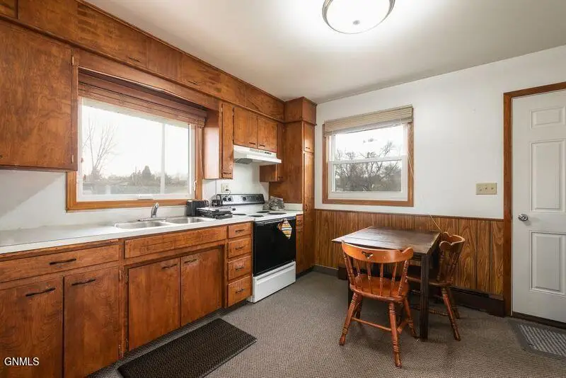 1404 3rd Avenue Nw, Mandan, ND 58554 - #3