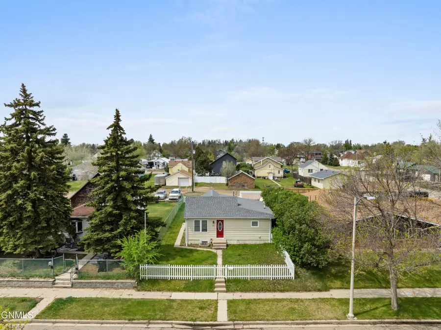 815 5th Avenue W, Williston, ND 58801 - #2