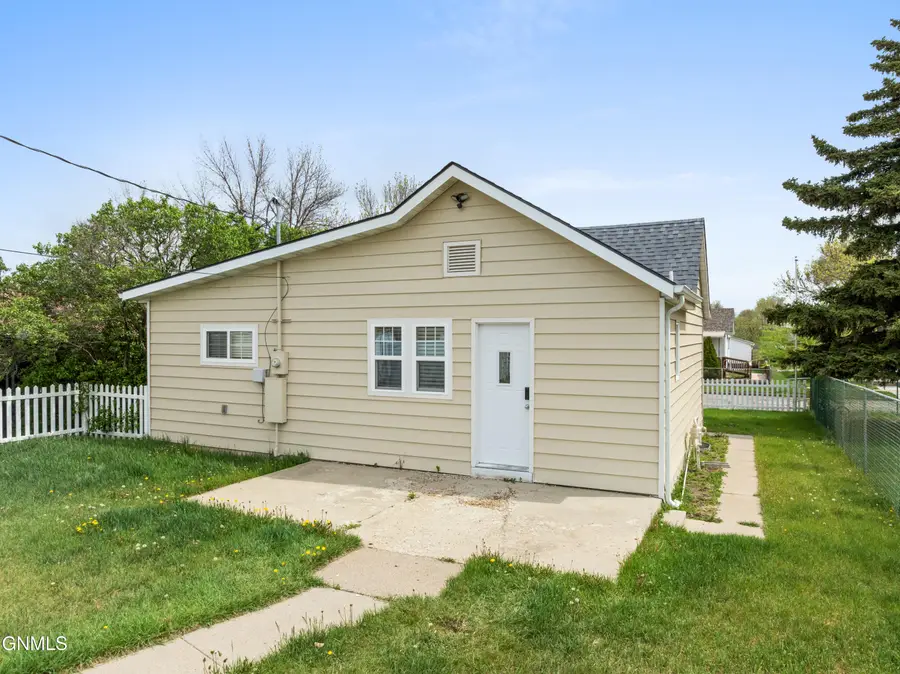 815 5th Avenue W, Williston, ND 58801 - #3