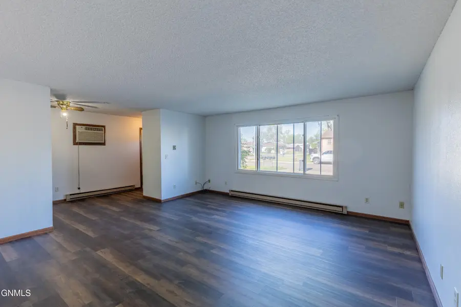 154 9th Avenue Se #5, Mandan, ND 58554 - #3