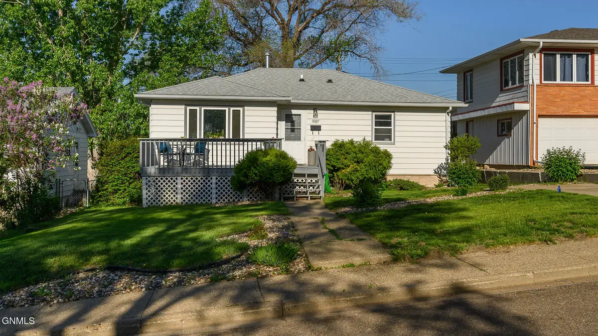 1007 5th Avenue Nw, Mandan, ND 58554 - #1