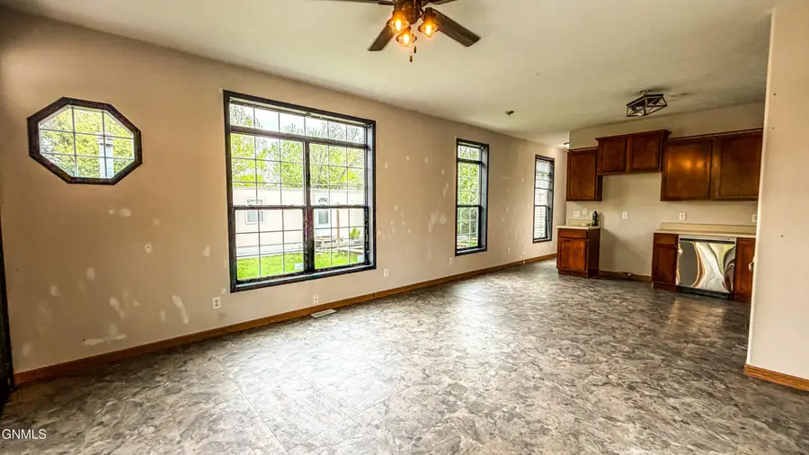 110 Oaks Avenue Se, Mandan, ND 58554 - #3