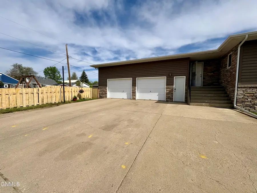 901 4th Avenue W, Williston, ND 58801 - #2