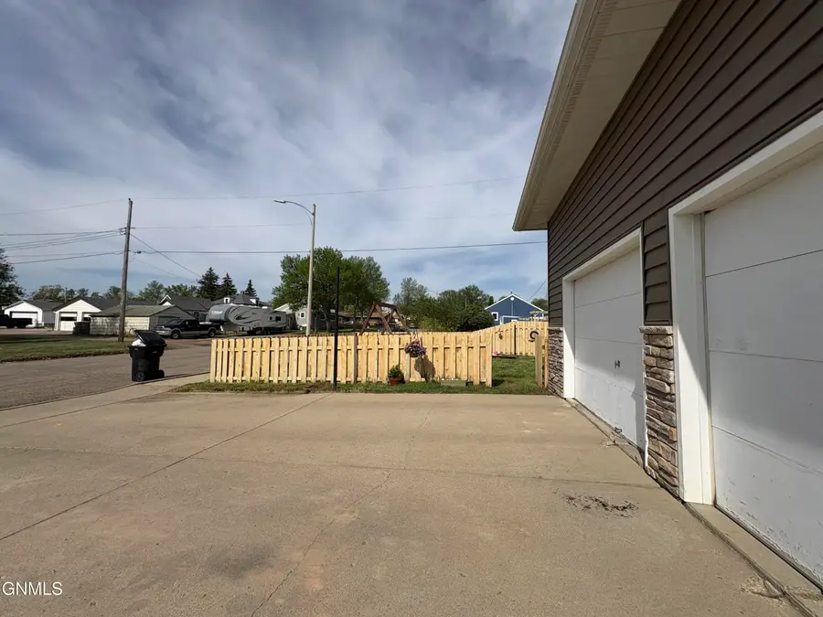 901 4th Avenue W, Williston, ND 58801 - #3