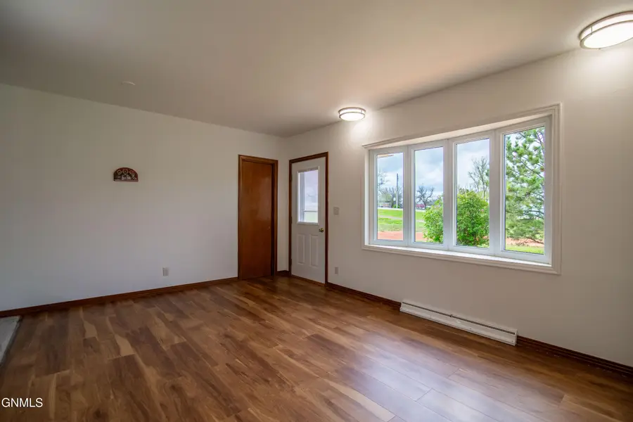 107 6th Street Ne, Belfield, ND 58622 - #3