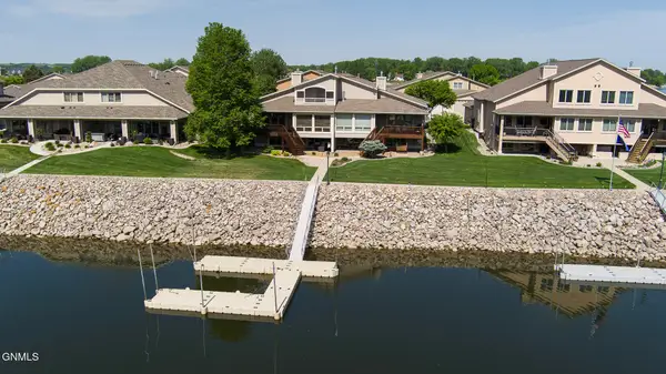 923 Southport Loop, Bismarck, ND 58504