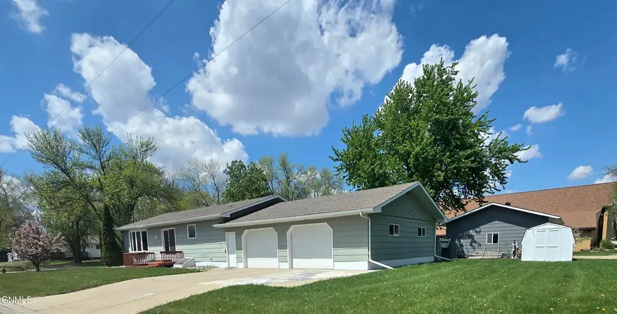 112 3rd Avenue Se, Gwinner, ND 58040 - #2