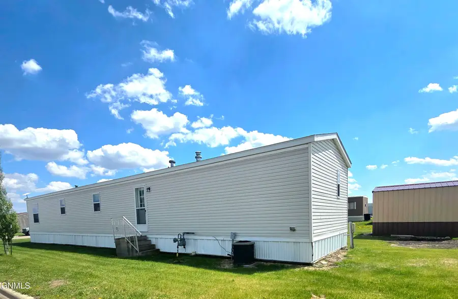 338 3rd Street Nw, Gwinner, ND 58040 - #3