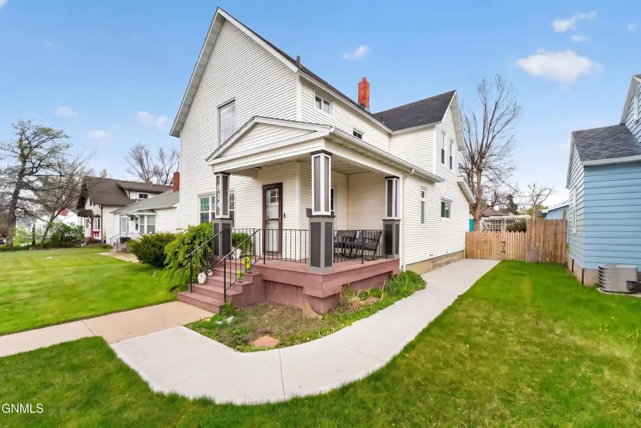 814 1st Avenue E, Williston, ND 58801 - #2
