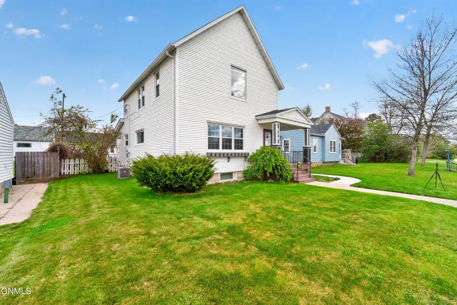 814 1st Avenue E, Williston, ND 58801 - #3