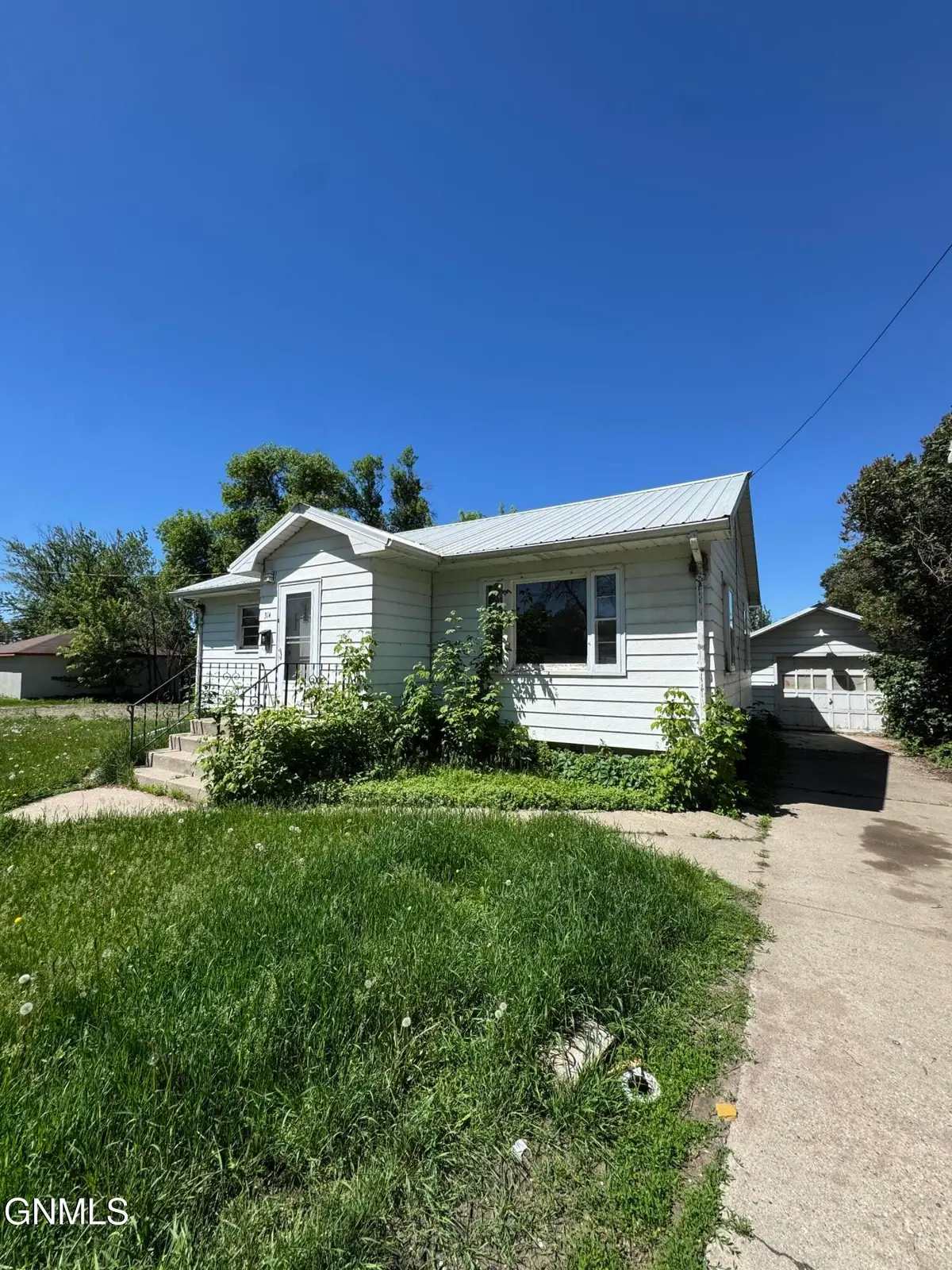 314 4th Avenue Sw, Jamestown, ND 58401 - #1