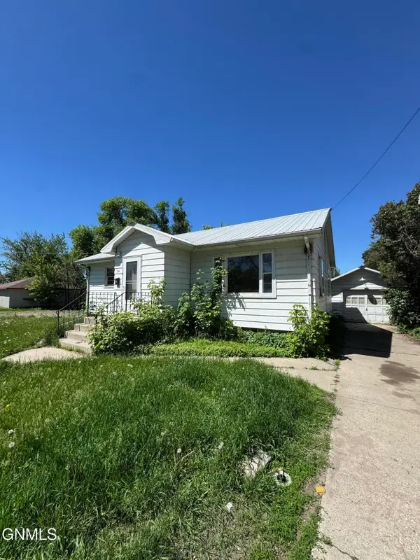 314 4th Avenue Sw, Jamestown, ND 58401